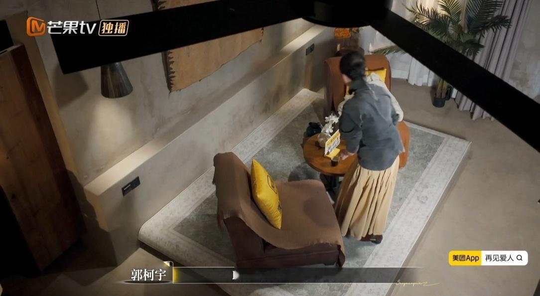 郭柯宇唱歌这段好有电影感 谁看了不夸一句绝！整理物件时的随口哼唱，藏着郭柯宇对姐