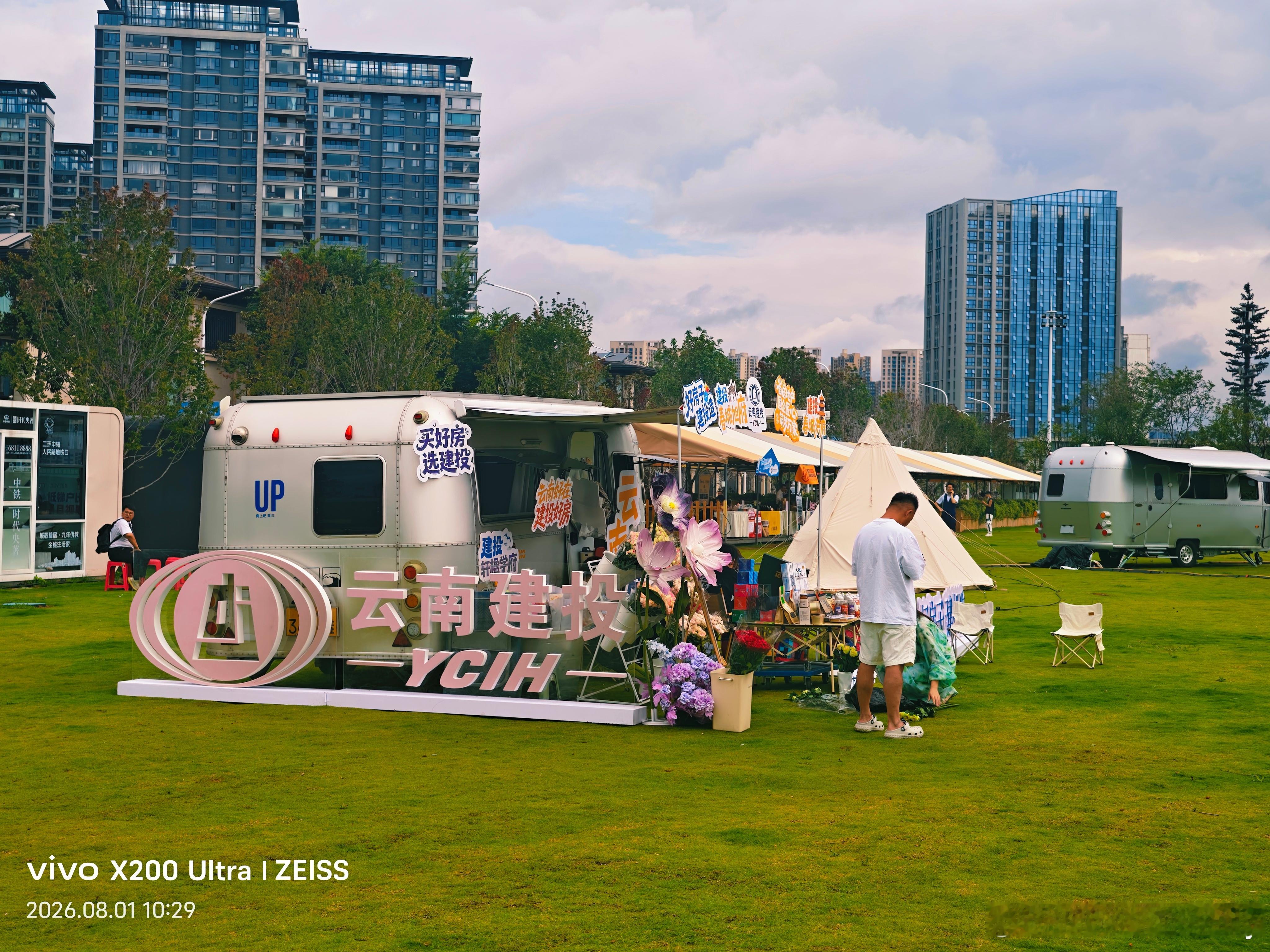 咖啡节第一次参加，现场人气很高啊！全国各地的咖啡都来了，几公里绵延不绝的咖啡车真