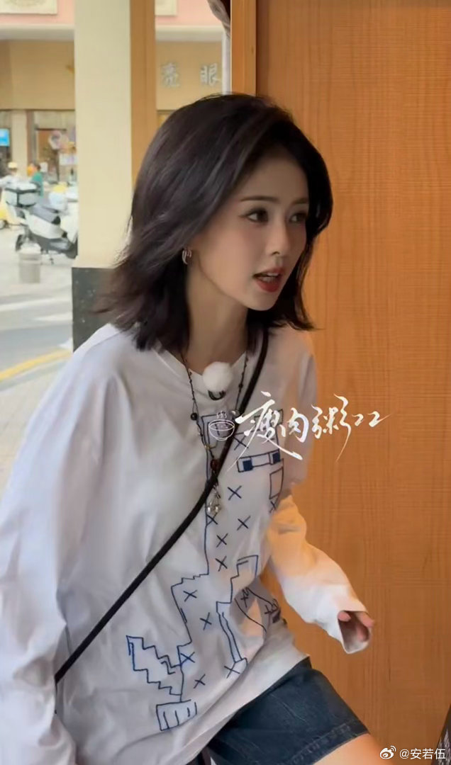 佛山偶遇白鹿 谁在佛山跑男录制现场偶遇白鹿！真人灵动大方，满满的元气感，生图直出