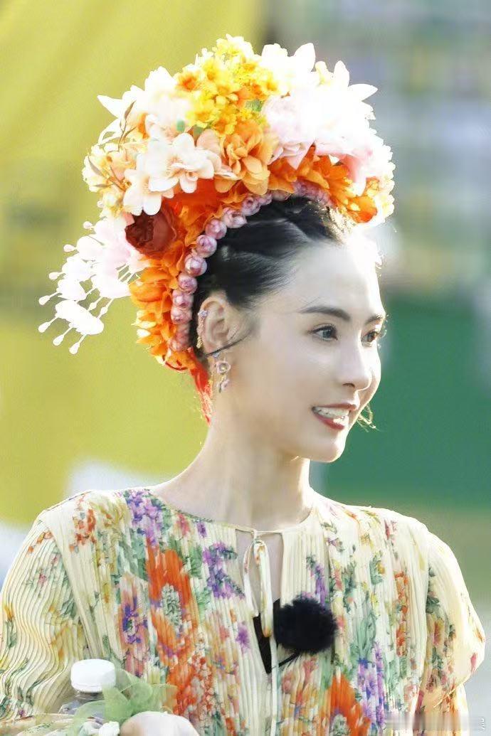 张柏芝簪花配花裙 这是什么神仙造型师啊！给张柏芝设计的这个簪花look既古典又时