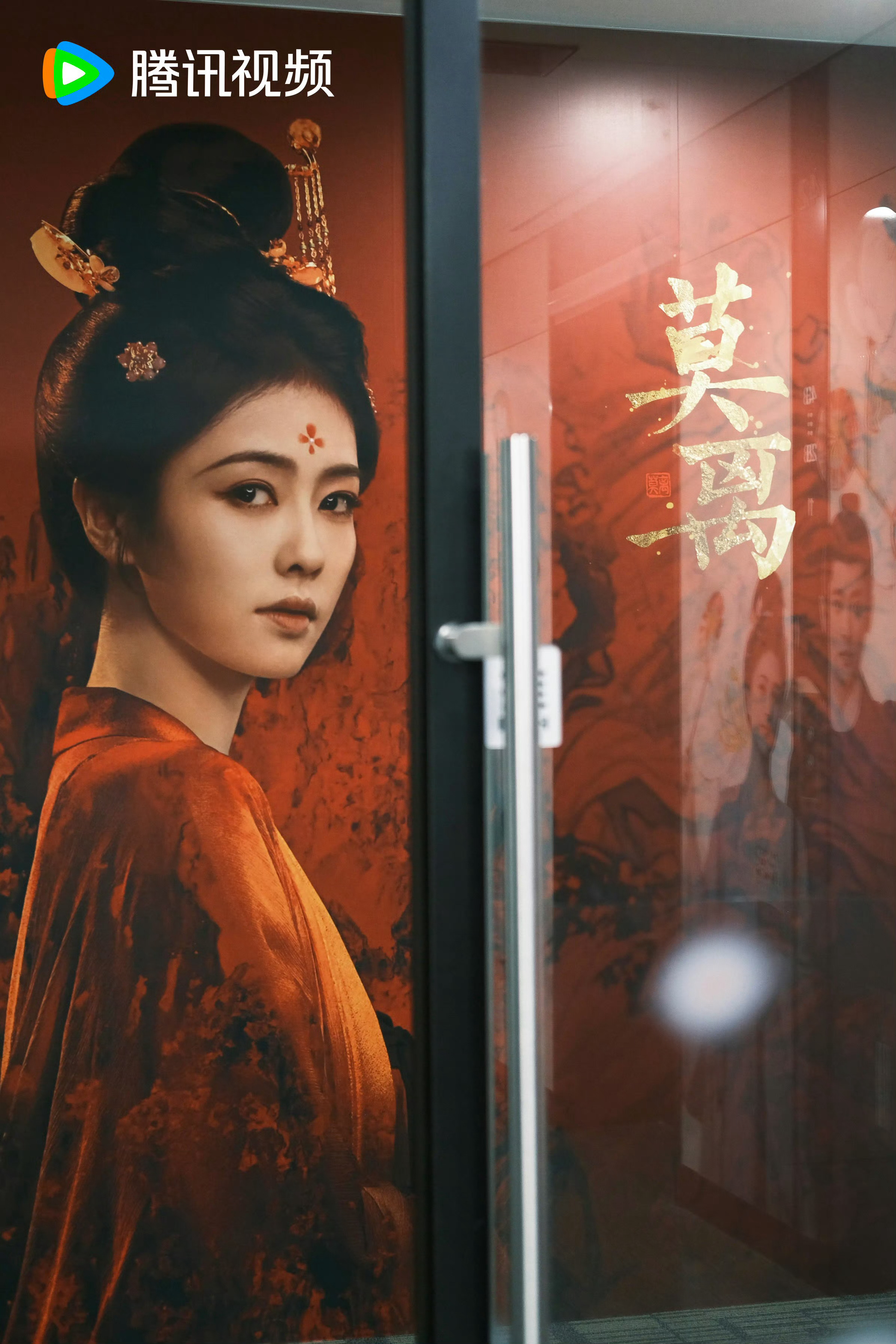 白鹿 白鹿 白鹿叶璃 🩵🩵🩵烟雨淬叶锋，寒潭映孤鸿。玉骨承璃雪，剑影碎长风