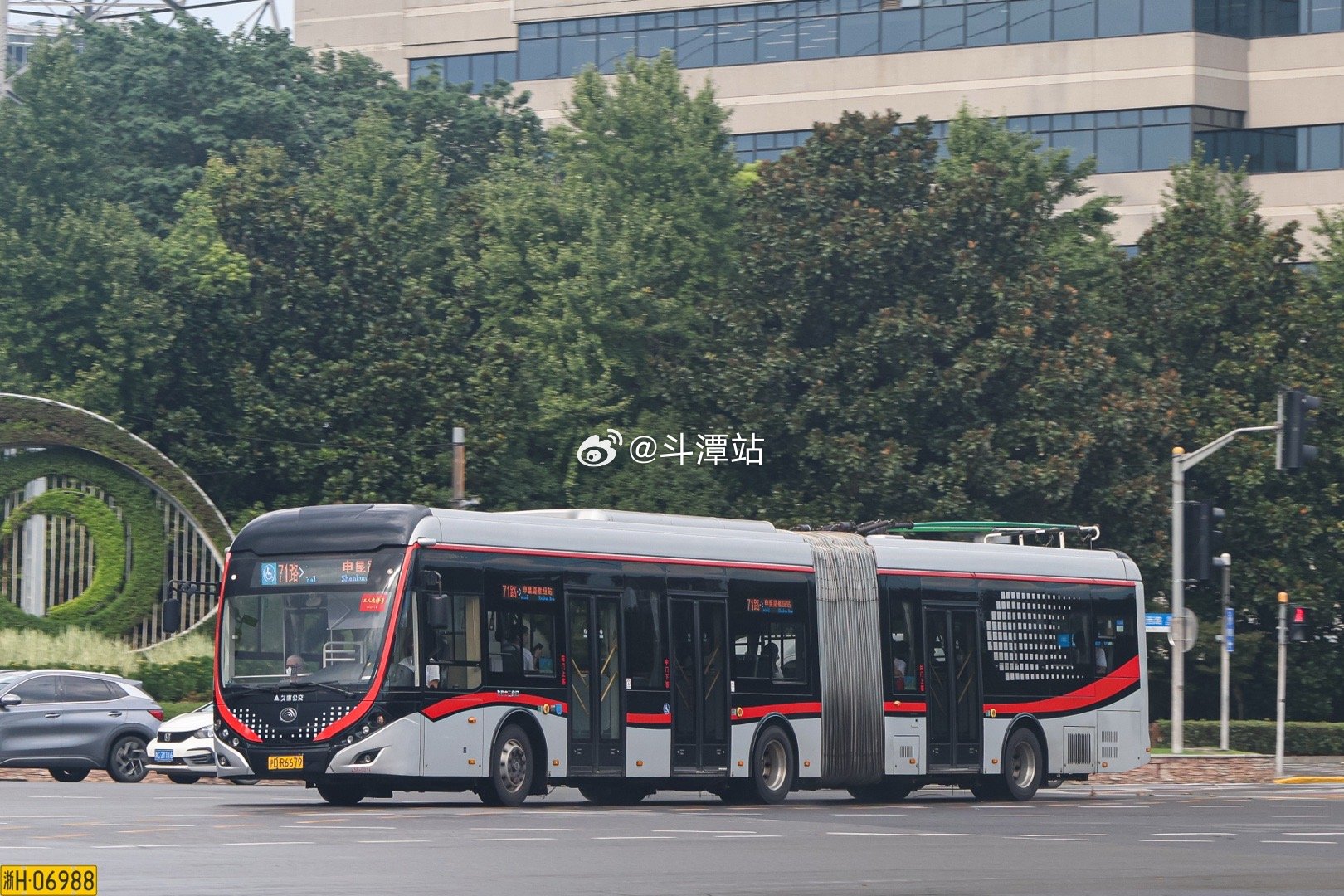 赶在老车下线之前体验了这条明星线路，或许它才称得上是真正的公交