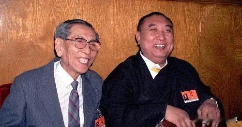 图一是1988年，阿沛·阿旺晋美和十世班禅大师在人民大会堂出席人代会时在休息厅交