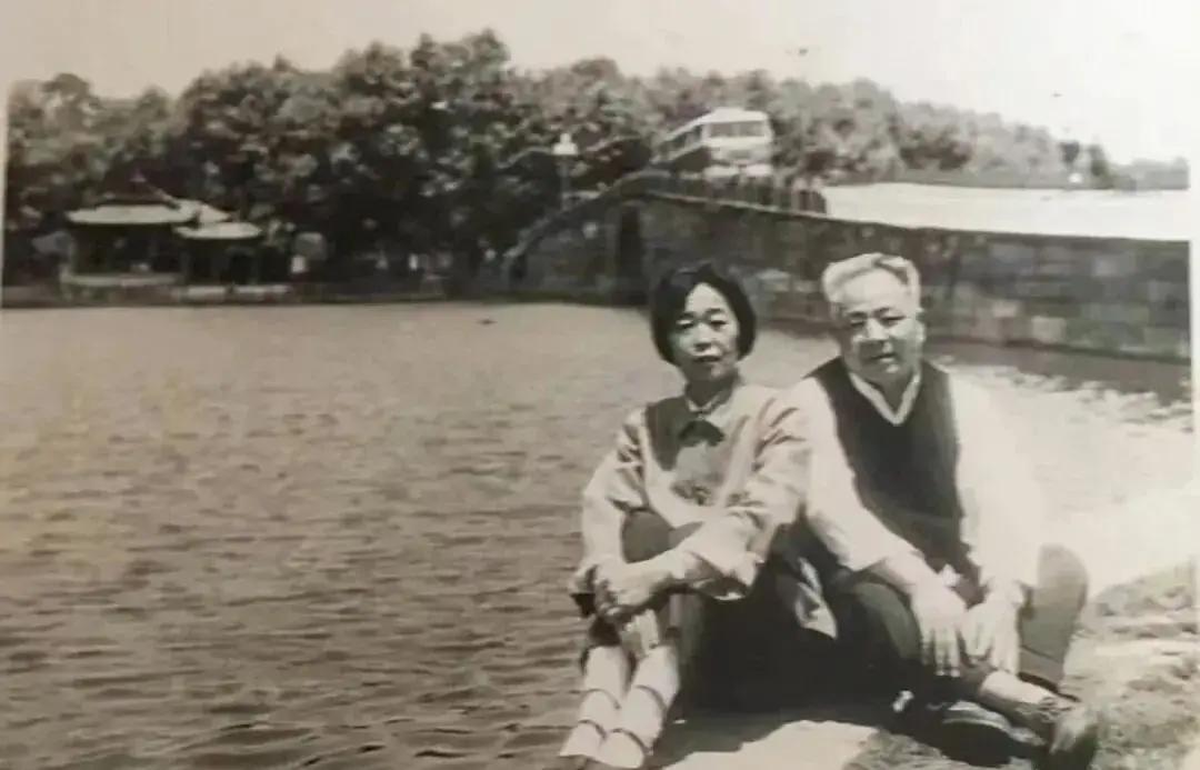 快讯！
军嫂突然宣布了。
近期，在江苏盐城射阳县，关于新四军老兵单体福和朝鲜护士