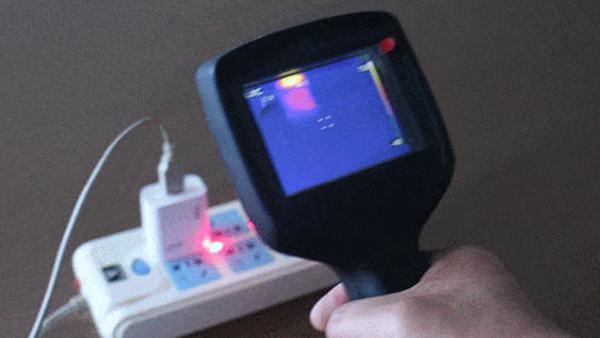 许多人习惯性地将充电器插在插排上“随时待命”，这种行为看似方便，却潜藏着安全隐患