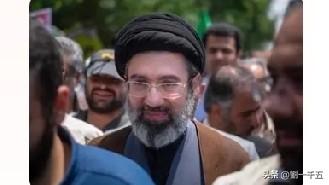 伊朗新领导人穆杰塔巴是前领导人的儿子。
这新领导人的老爹哈梅内伊被以色列和美国给