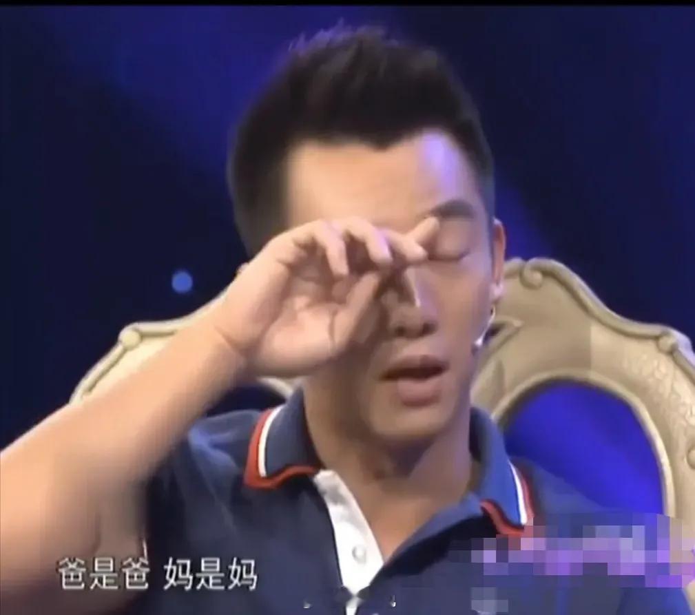 在一档节目中，郑恺谈及父母离婚，崩溃大哭，满满心酸，惹人心疼。节目中他直言：“很