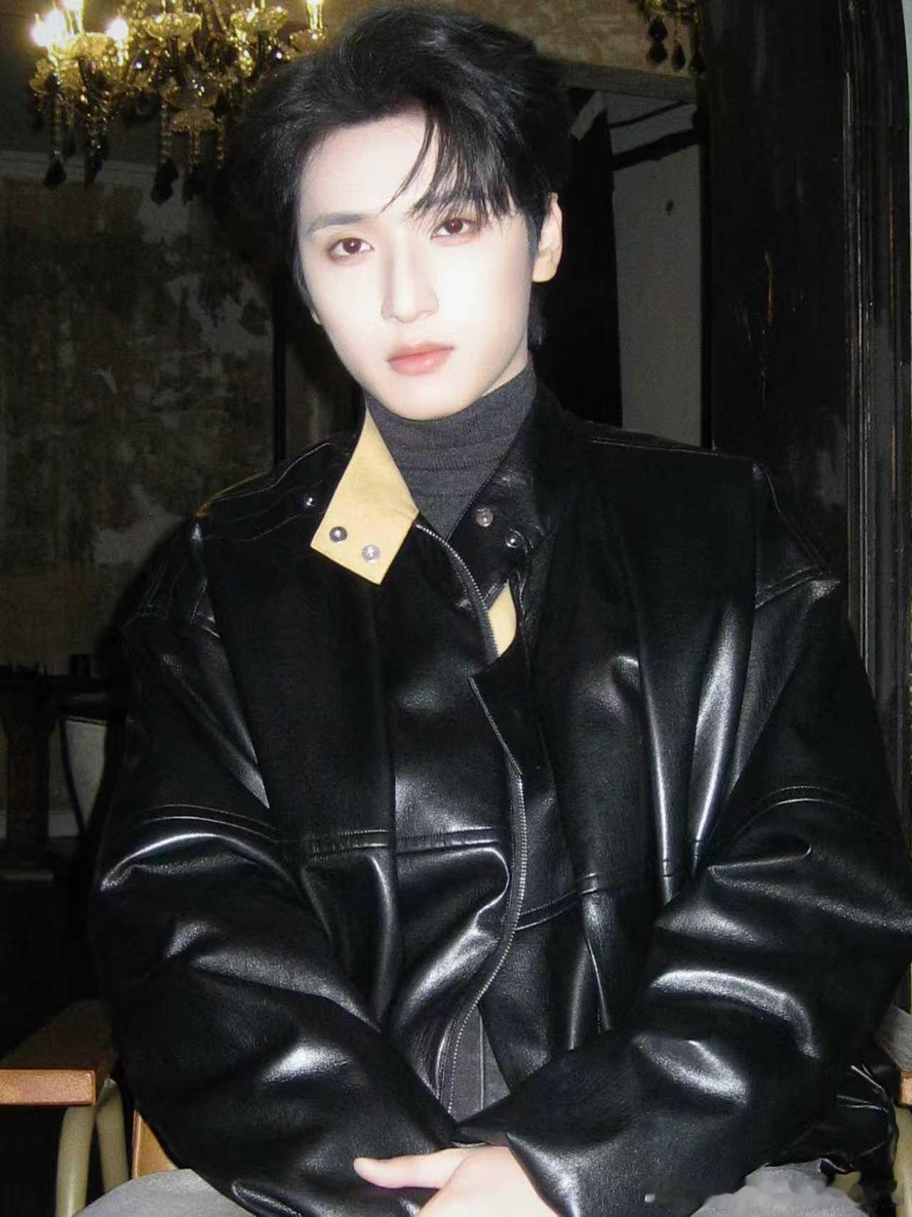 严浩翔我的吸血鬼大人 严浩翔微博发文，眼睛都照成红色了，OMG这不是我的吸血鬼大