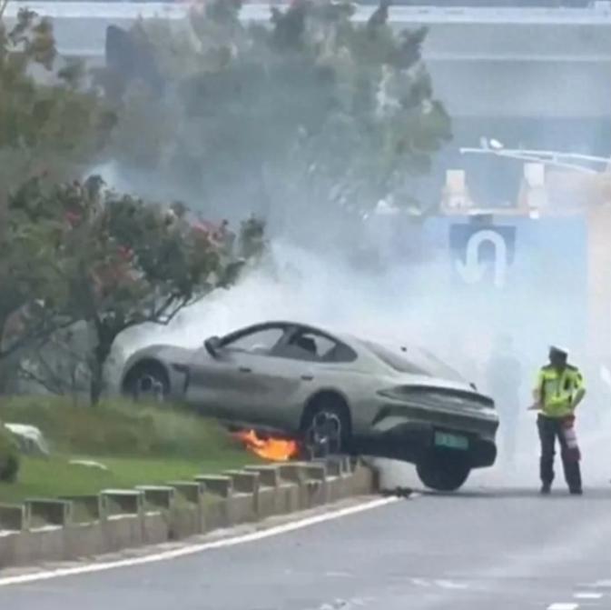 “倒反天罡！”南京一辆小米SU7发生事故后起火，不料，这次事故竟反而成了小米汽车