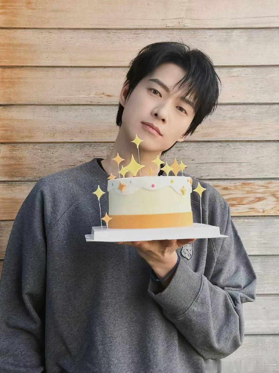 魏大勋庆祝出道17周年魏大勋一起步入新一年出道17周年快乐，和魏大勋一起步入新一