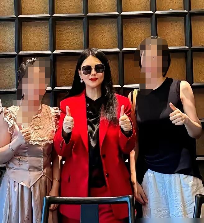 不得不说李湘现在真的够低调的。网上基本看不到她影子了。偶尔看到的，也只是和朋友聚