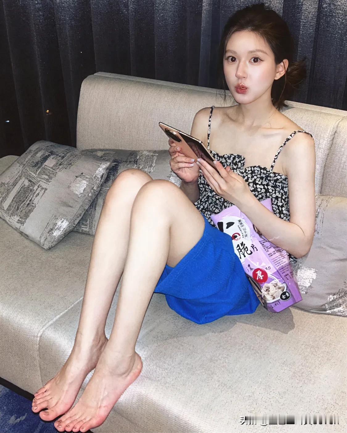 赵露思光脚玩手机吃零食！