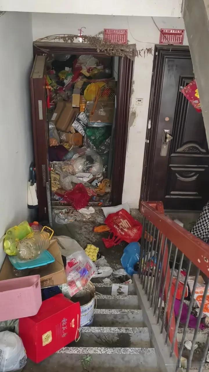 湖北一个老太太，捡了一屋子的废品，纸壳子、桶、塑料袋等等啥都有，但老太太捡了也不