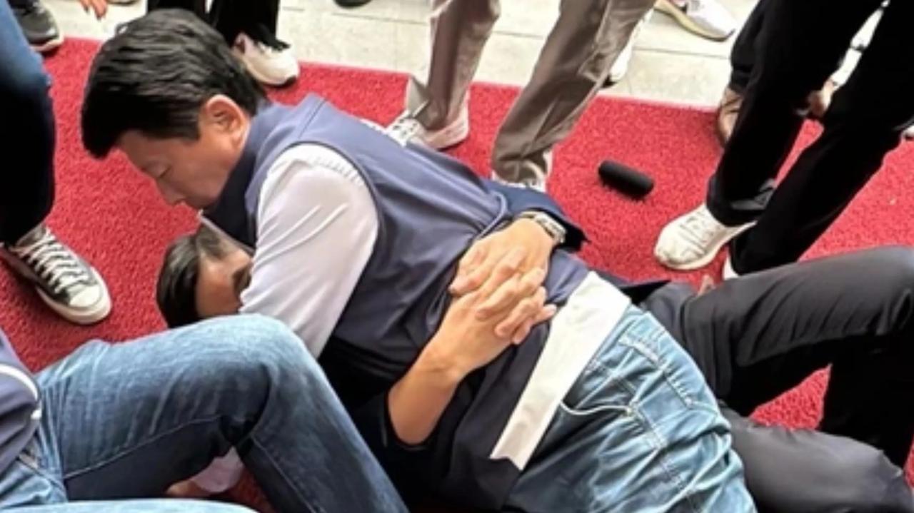 台湾省的民意代表居然干架了！一大早，两拨人开始群架模式，然后，直接撂倒，还有人专