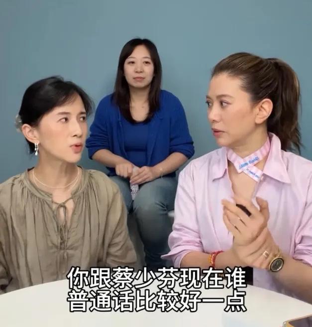 袁咏仪最近做客papi酱的节目，正片还没更完，各种切片直接把热搜包圆了。

最先