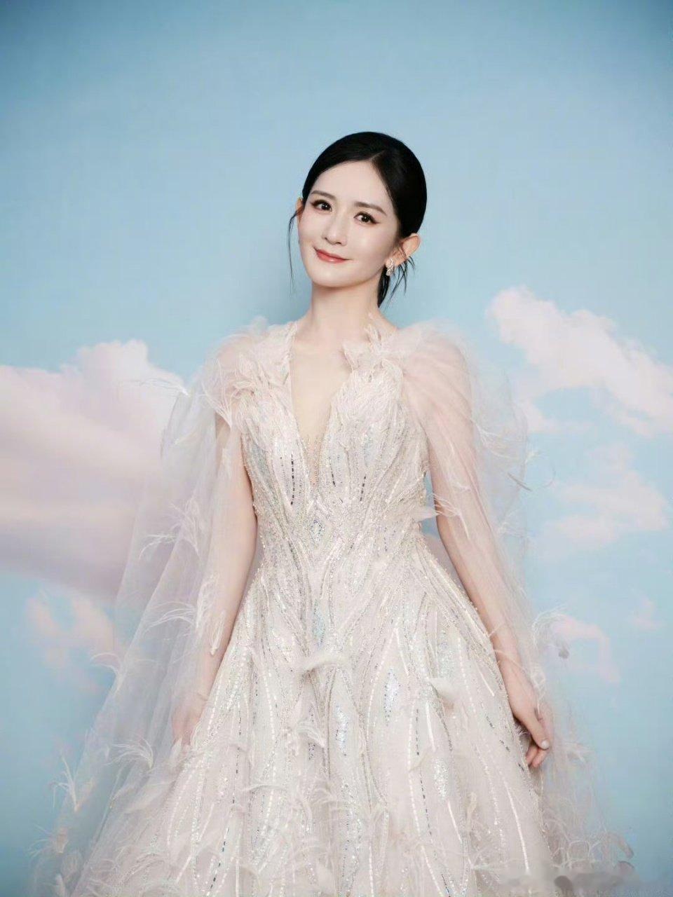 谢娜被机器狗翻身吓了一跳 舞台上机器狗背着马，一个翻身，谢娜“哦呦”叫起，真实可