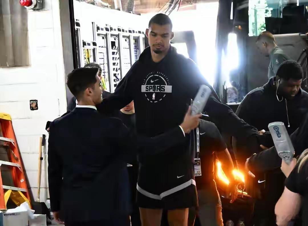 特朗普空降纽约，成首位任期内亲临NBA总决赛现场的美国总统；球票价格数千美元，特