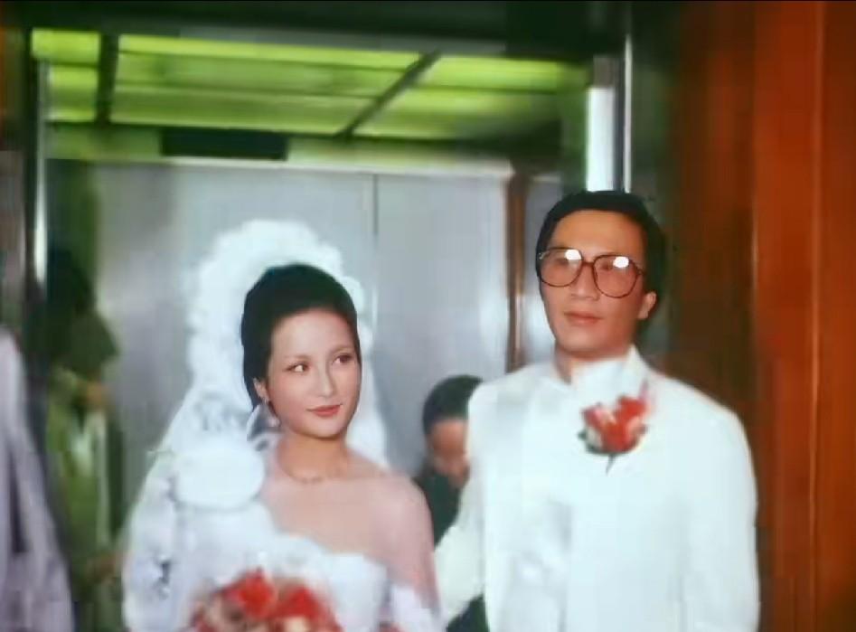 1979年，一场婚礼花了200万港币，8辆8888车牌的劳斯莱斯开路，周润发当伴