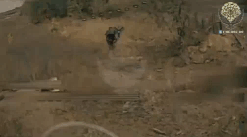 1名俄军士兵携带大量弹药准备为前线进行补给，结果遭到乌军无人机拦截， 当场化作一