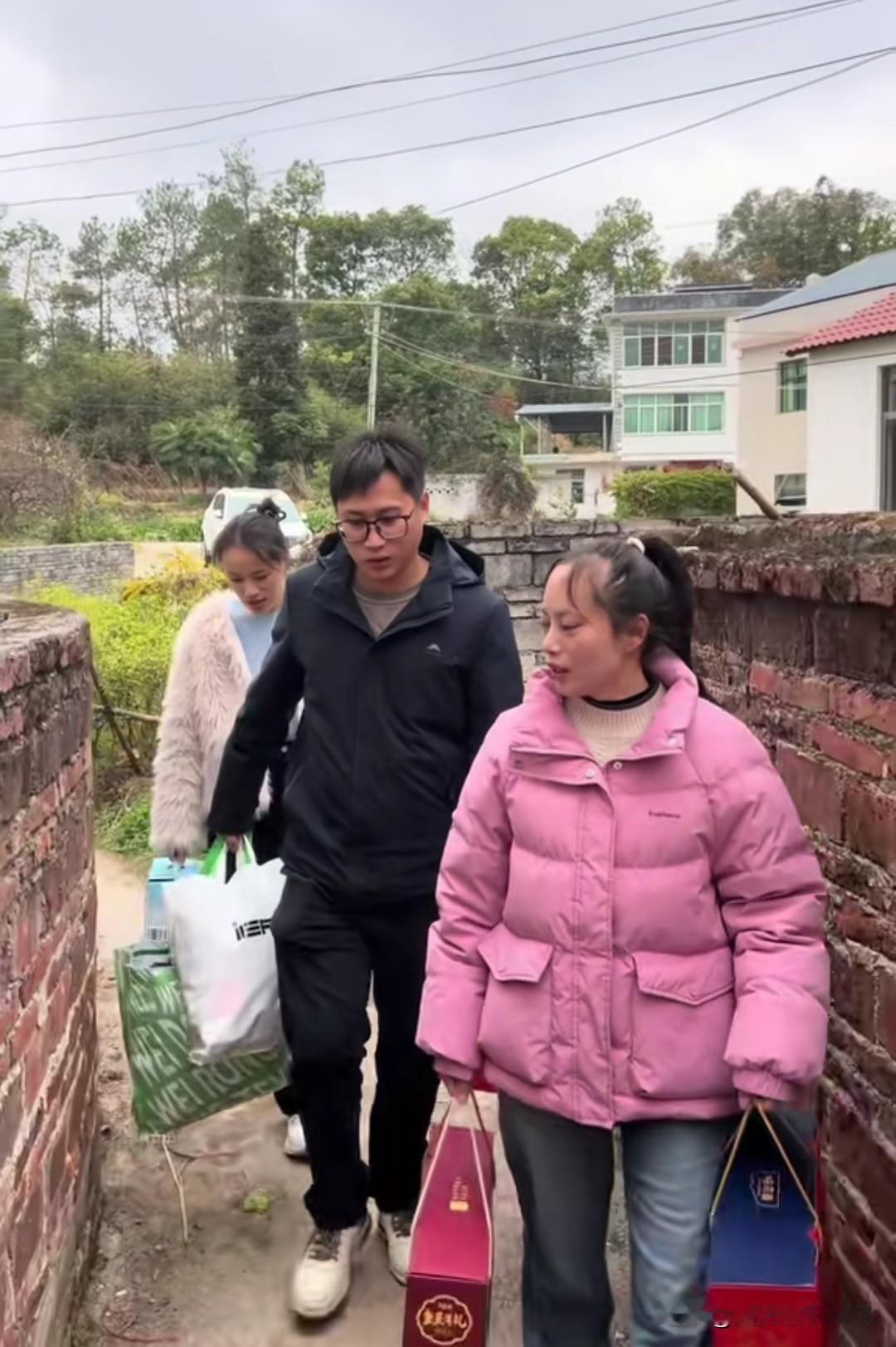 元旦这一天梁志辉带着礼物回到了家里面。又是给妈妈买衣服，又是给爸爸买衣服。父母看