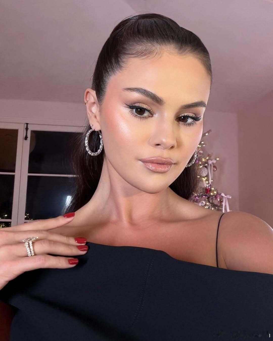 Selena Gomez赛琳娜戈麦斯昨日份活动的妆造细节，主持了一场电影《the