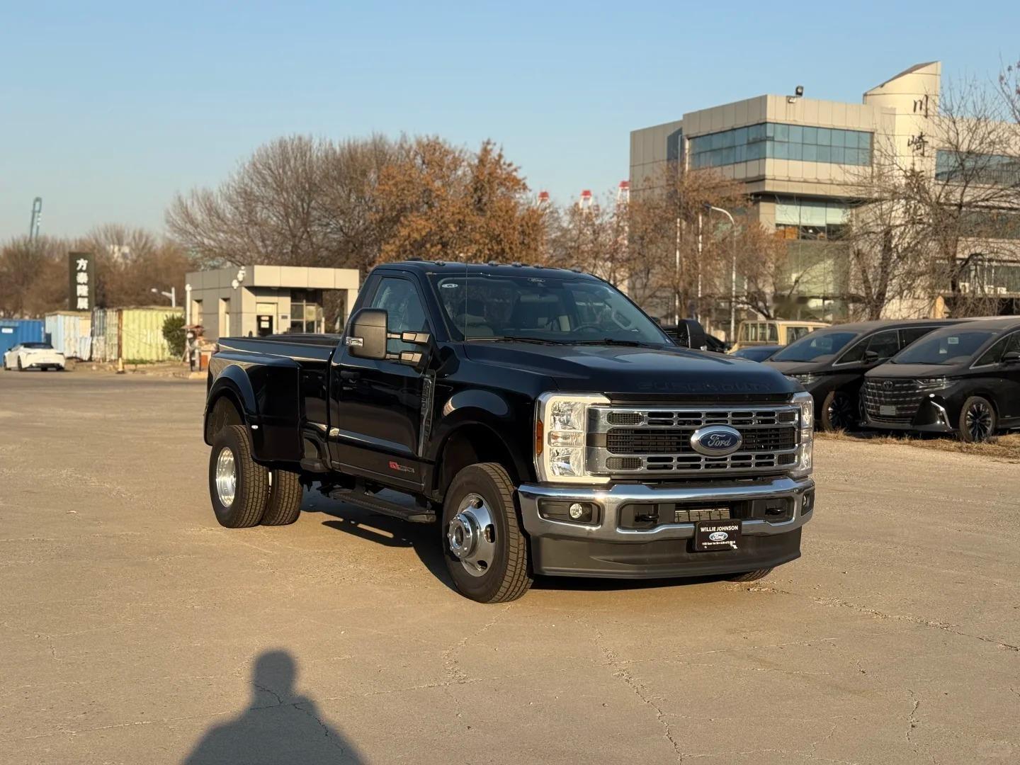 港口的福特F350后双轮的皮卡是真帅，虽然500马力1600牛米的机器在国内没啥