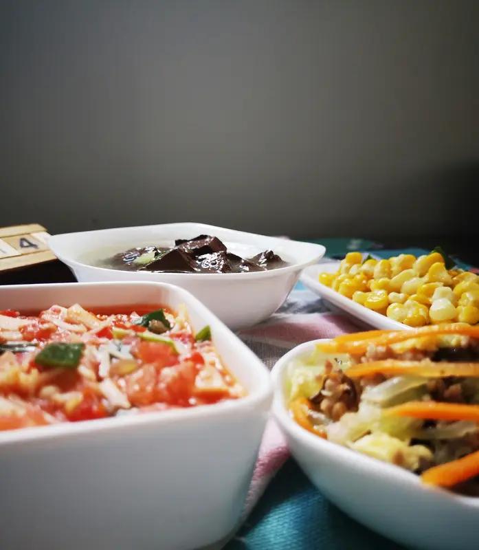 血糖高的人三餐量得好好把控。一般早餐主食别超过 100 克，像燕麦粥、全麦面包都