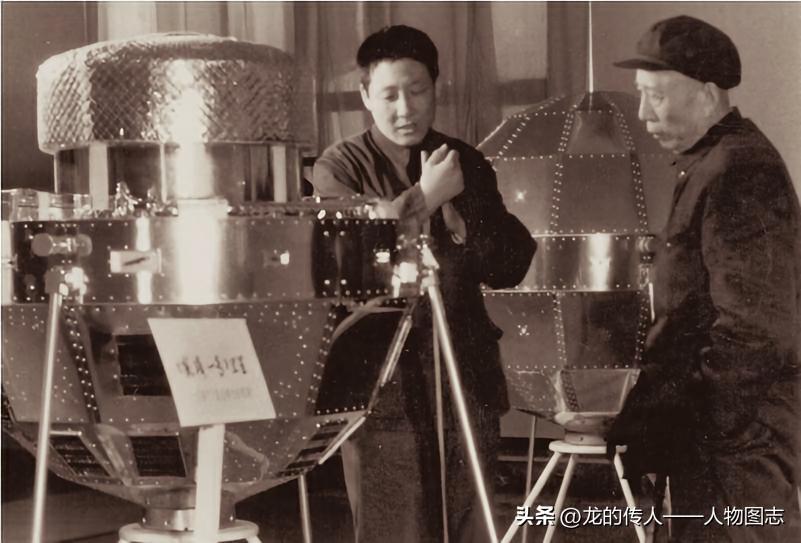 孙家栋（左一），北斗卫星导航系统高级顾问，中国科学院院士