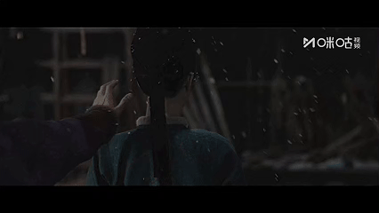 何惟芳蒋长扬雪中重逢蒋长扬假死归来 我们芳名远扬终于重逢了！遇袭的何惟芳发现面具