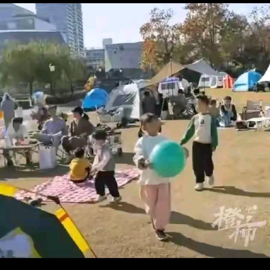 露营中的意外：酒精爆燃背后的警示

在这个追求亲近自然、享受户外生活的时代，露营