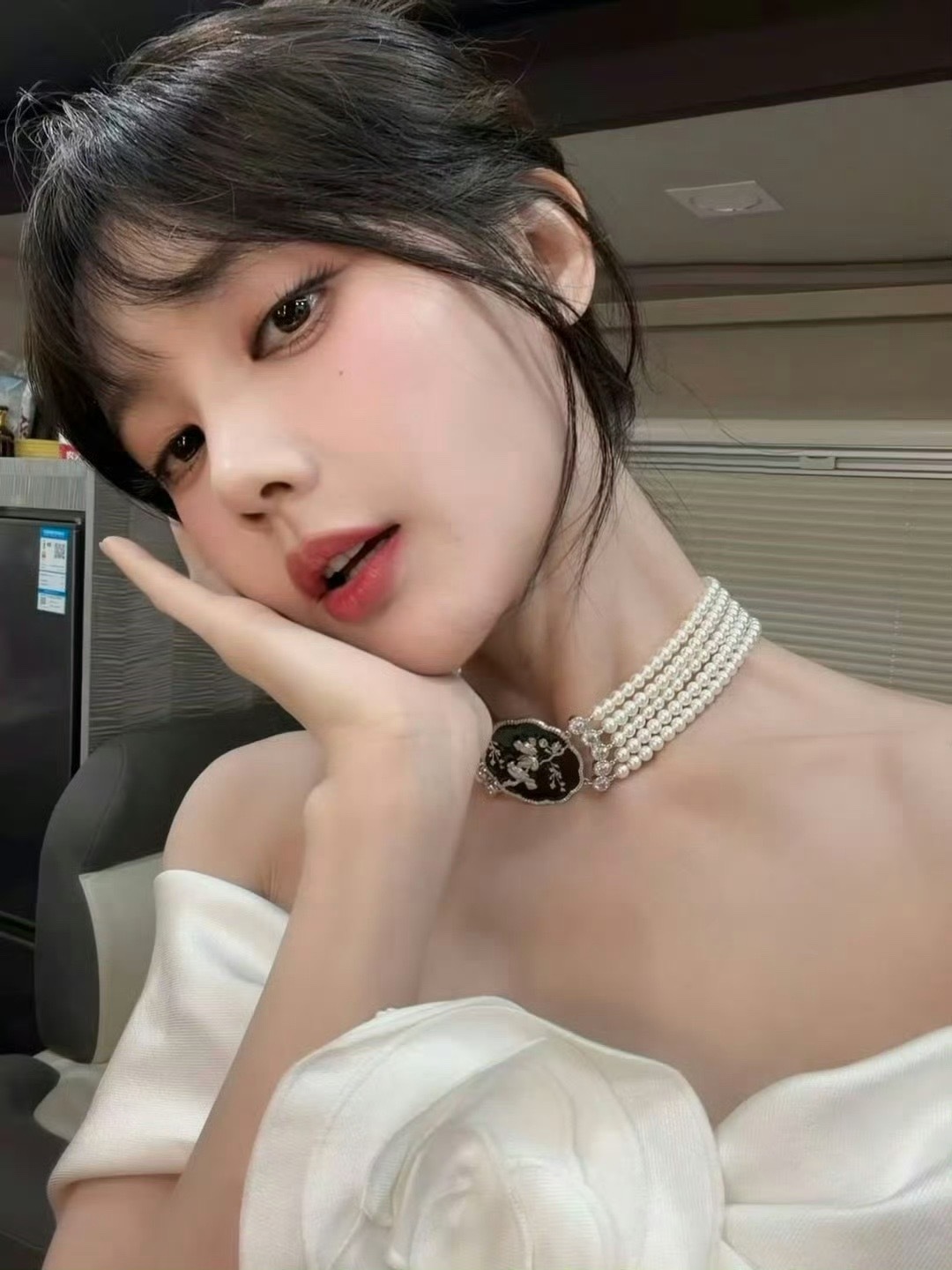 桐桐今日自拍存档！淡妆出镜甜度拉满，营业氛围感直接拉满💛 