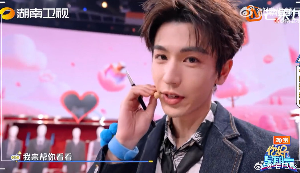 张凌赫田曦薇怼脸对视这一下第一视角嗑到了张凌赫田曦薇你好星期六第一视角代入感太强