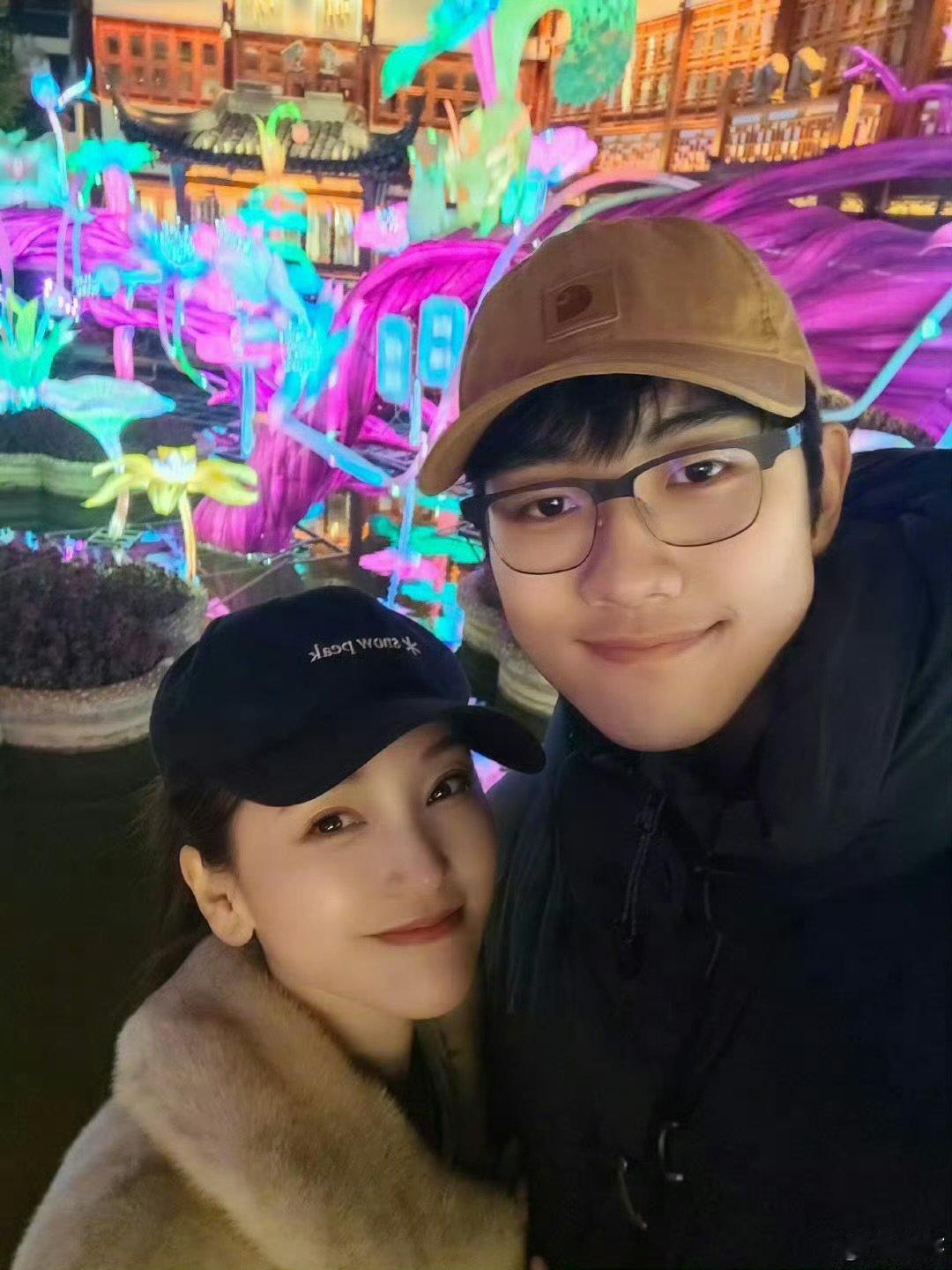 金莎孙丞潇般配度 谁能想到玩雪橇还会被冰碴子砸脸，爱美的金莎也是无奈又好笑 