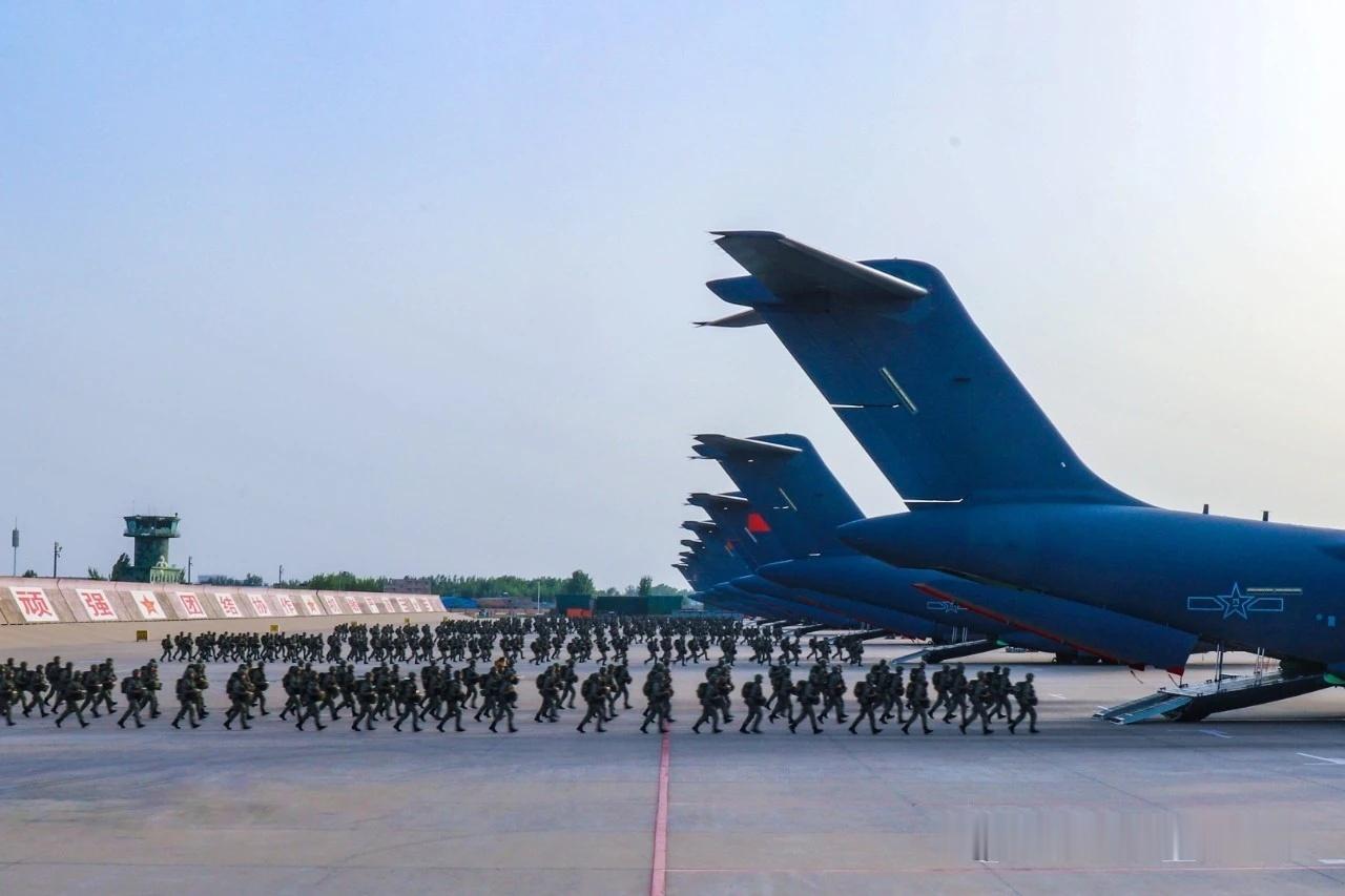 “中部空军”公布的至少8架运-20运输机同框摆放，我怀疑这个图再往右拍一下就有可