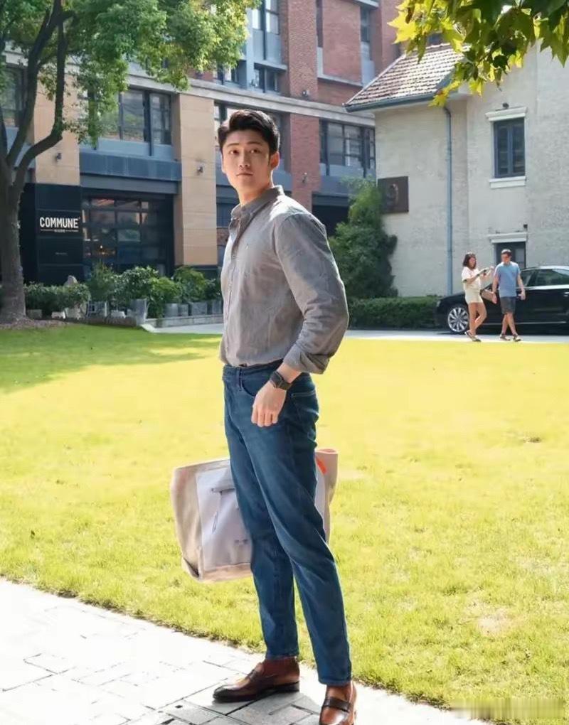 一个真正成功的男人：一、有房，太重要。二、有车，出行便捷。三、有稳定且丰厚的收入