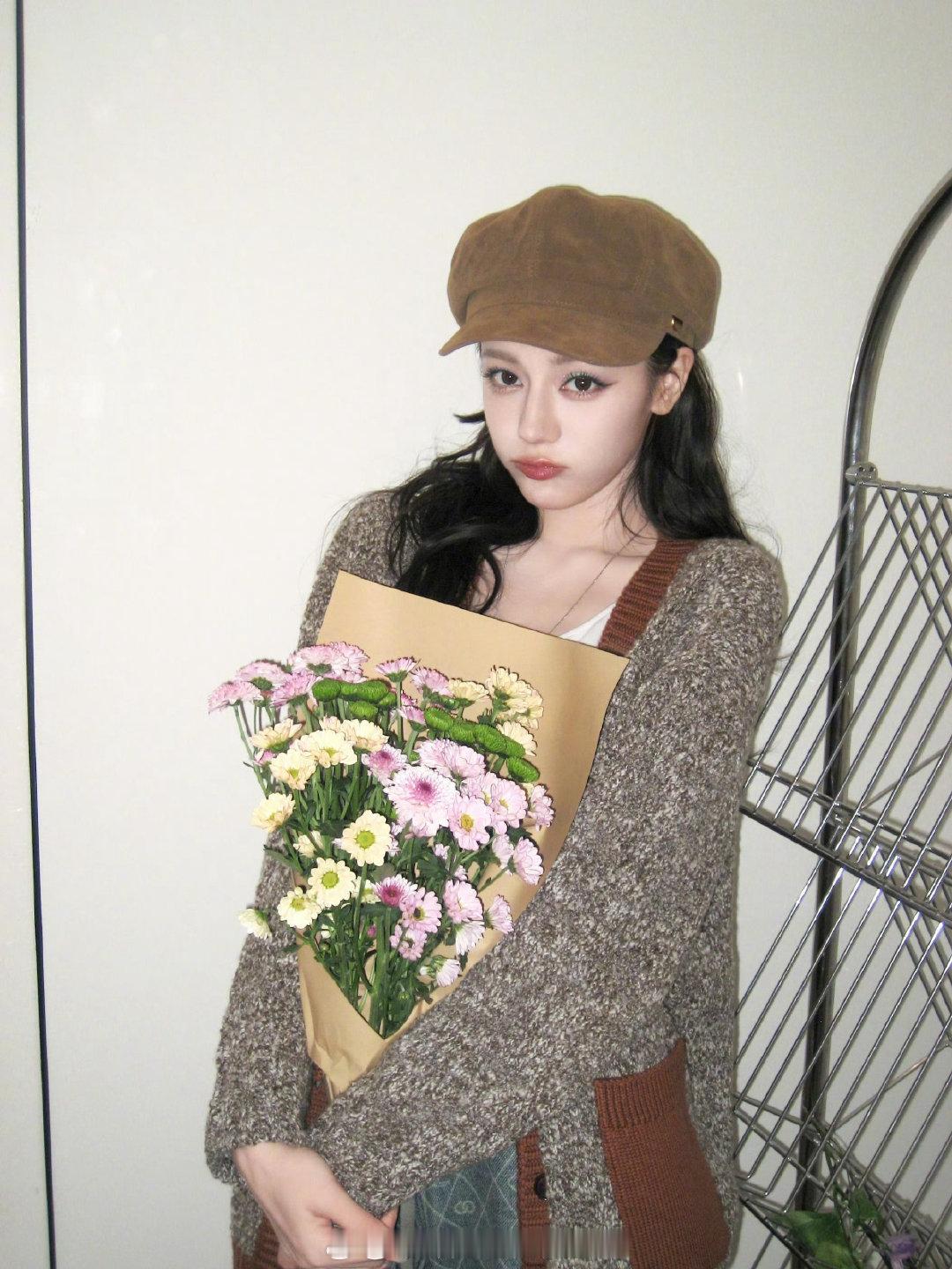 迪丽热巴的捧花营业照真是太美了，尽显甜美与明媚，让人眼前一亮。 ​​​