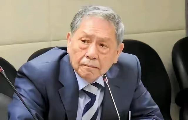 台湾退役中将帅化民说：5月2日，在所有人都不知情的情况下，赖清德偷偷钻进斯维士兰
