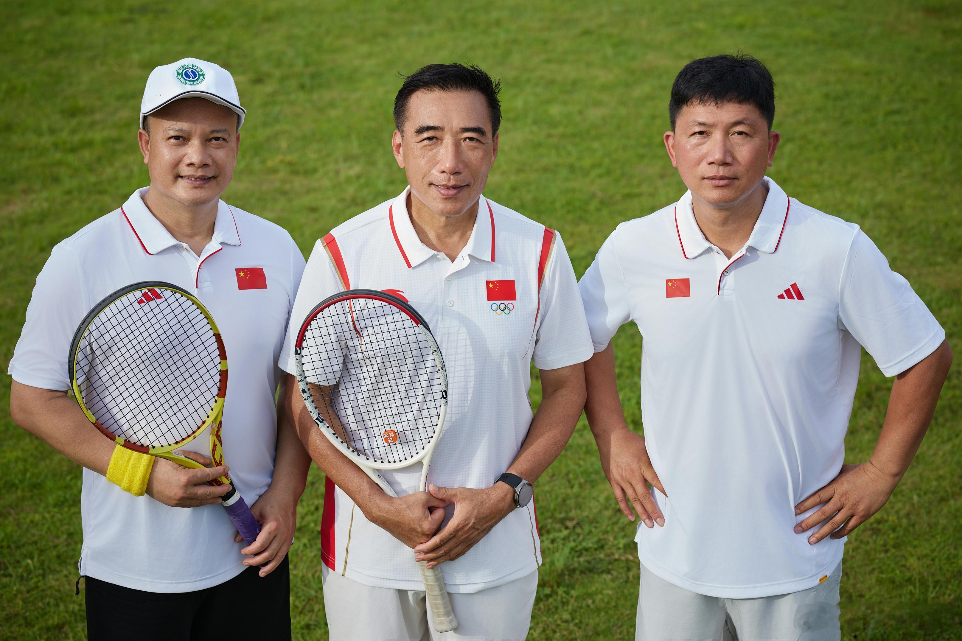 回到家乡廉江，在草地背景拍摄，向#温网2024# 致敬，一时手痒，也提拍上场，分
