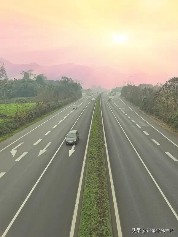 锁车的时候明明听到落锁声，灯也闪了，以为万无一失。
回来一看，车门一拉就开，小偷