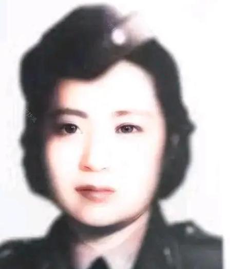1951年，叶亚华在澳洲街头要饭无果，无奈在牌子上写道：“我是抗日名将王铭章的遗