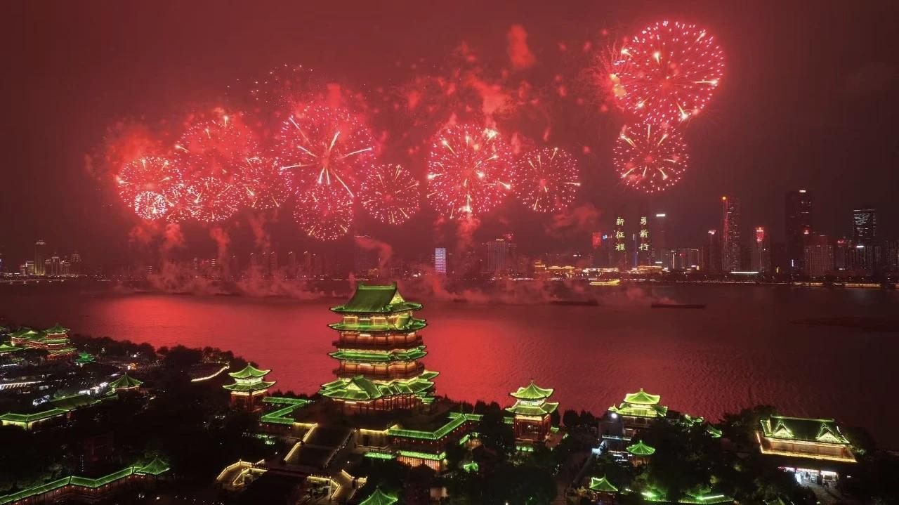 2026年10月1日国庆节当晚
130万人共赴南昌赣江焰火之约！
当漫天焰火点亮