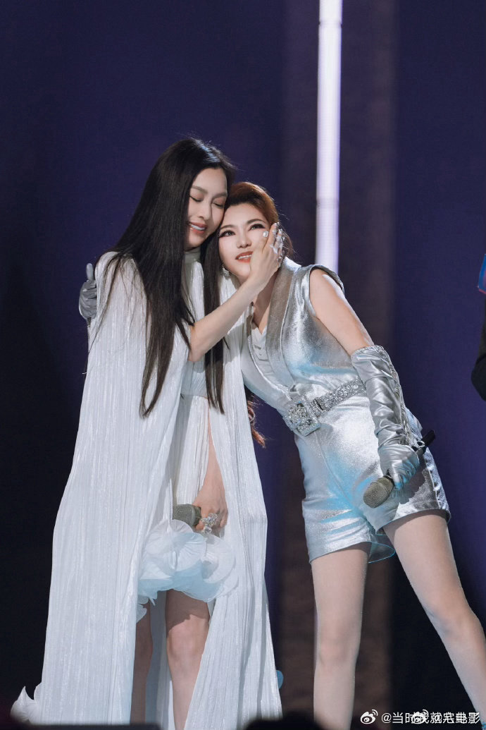 乌兰图雅没有一句solo第一次唱《Just Like Fire》这种英文歌，还能