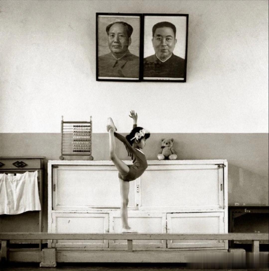 1973年，北京一儿童正在练习芭蕾舞，她站在平衡木上，姿势很是标准！在当时能有条
