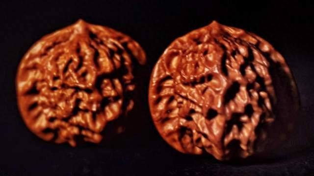 文玩核桃盘玩要点：记住七分刷三分盘，手把手教你盘出牛津红核桃