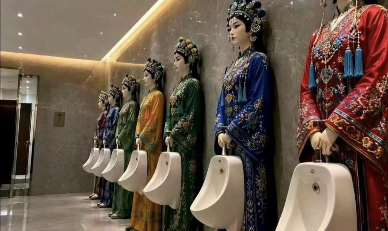 哈哈哈哈哈哈，对不起，原谅我没见过啥世面，笑喷了，就这样的男士卫生间，我请问男同