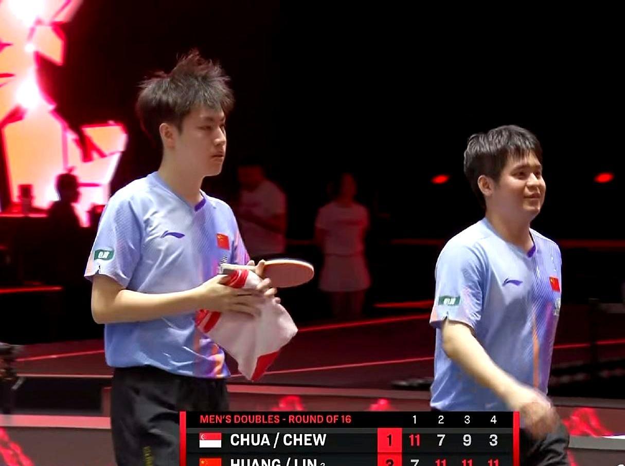 一场比赛，四个人，裁判追着罚了三个。
 
林诗栋发球，裁判直接判违例。鹰眼一放，