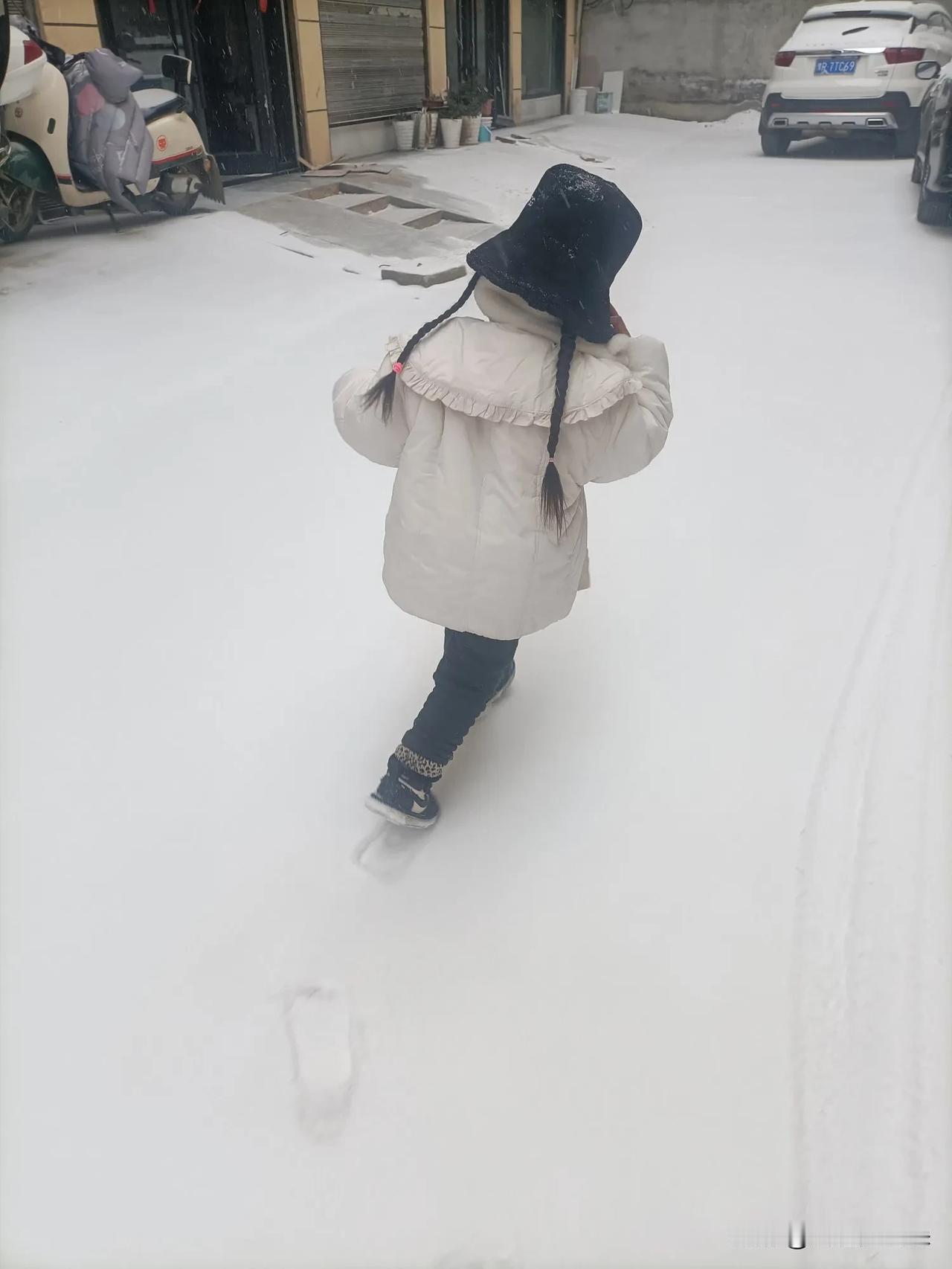 今早一推开门，好家伙，外面已经铺了厚厚的一层雪。
 
我赶紧给娃裹上厚棉袄、戴上