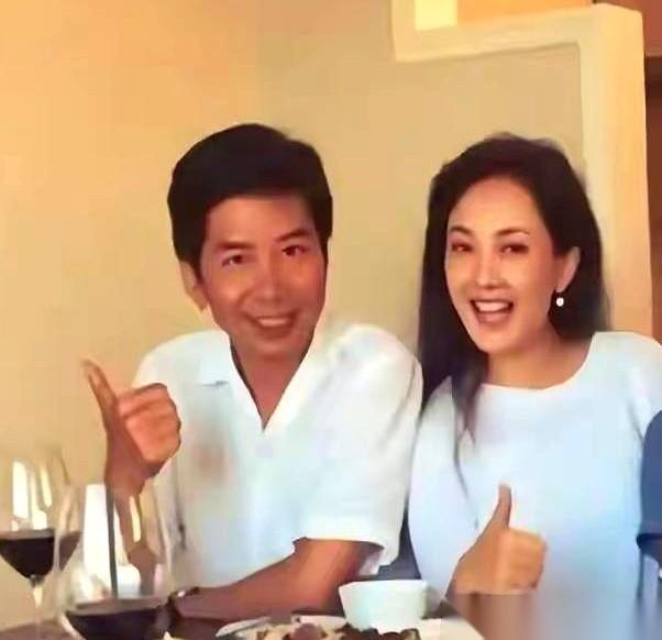 演员牛莉，刚生完孩子那年，整个人都绷着。睡眠不足，身体虚弱，情绪一点就着。
那天