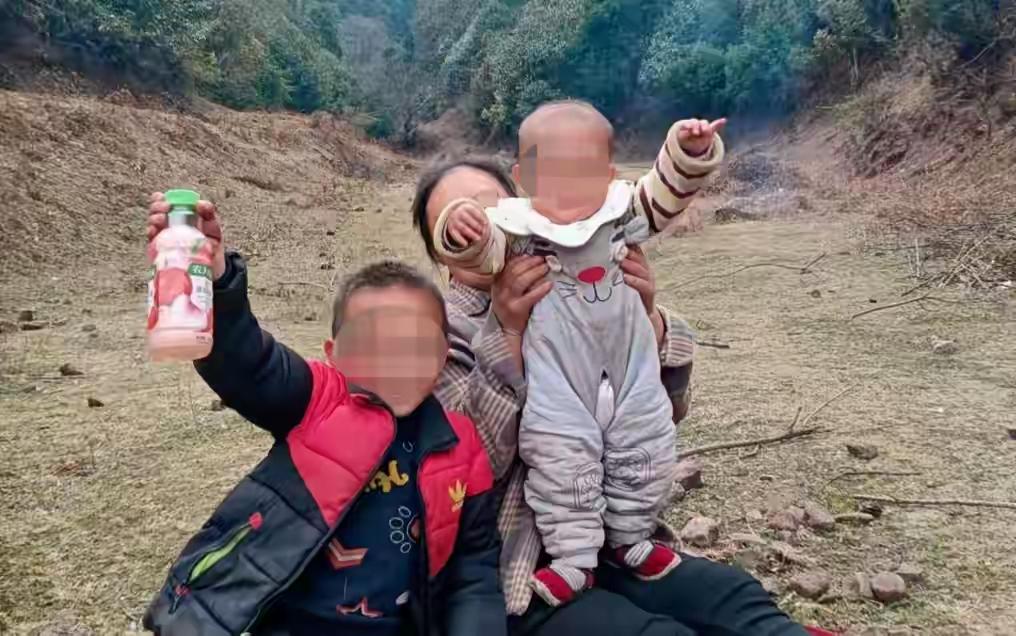 “父母的天都塌了！”云南牟定县，7岁的男孩和2岁的女孩，跟着在蜂场附近干活的外公