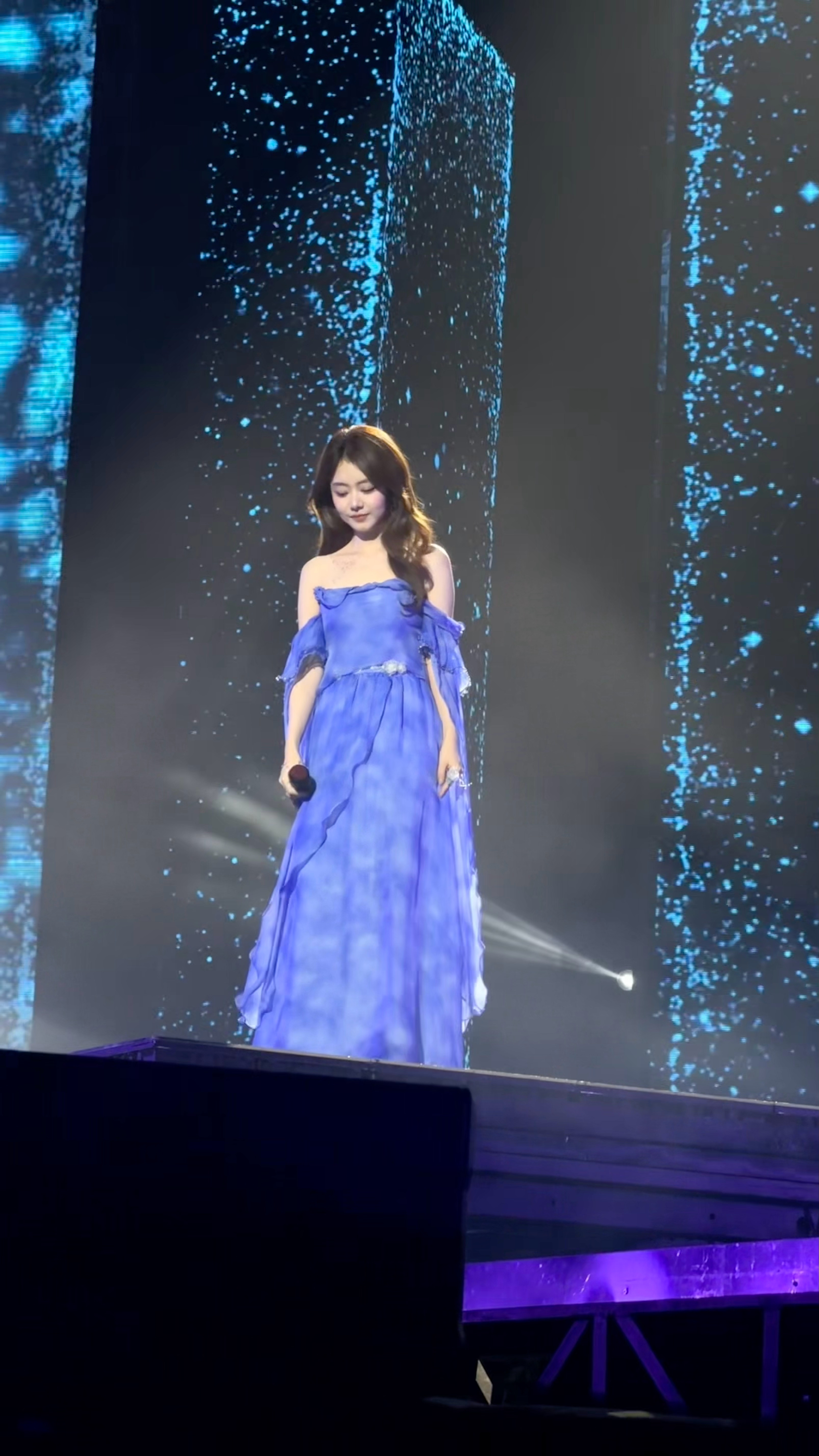 谭松韵空降王栎鑫演唱会 💙十年后的耿耿温柔又漂亮。谭松韵王栎鑫合唱最好的我们